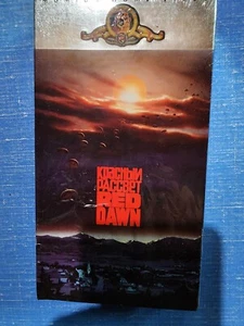 Red Dawn (VHS, 1987) Brandneu Fabrikversiegelt Doppelsiegel Aufkleber - Bild 1 von 6