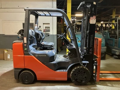 Carretilla elevadora Toyota 6000 lb 2019 con cambio lateral y triple mástil 3068 horas Foto 1 de 4