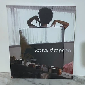 LORNA SIMPSON - BY OKWUI ENWEZOR - 2006 - SOFTCOVER - PUBLISHED BY ABRAMS - Imagen 1 de 4