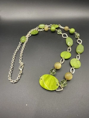 Collar largo de cuentas acrílicas de vidrio verde esmalte tono plata Foto 1 de 4