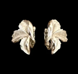 Coro Clip On Earrings Vintage Silver Tone Leaf Classic Autumn Fall Signed - Picture 1 of 6