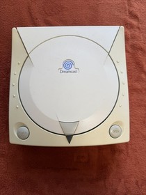 Sega Dreamcast Console PAL HKT-3030 Spares or Repair &mdash; Powers On Won&rsquo;t Read Disk