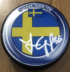 JONAS GUSTAVSSON DISCO OLIMPIADI SVEZIE FIRMATO CON CERTIFICATO DI AUTENTICITÀ! BOSTON BRUINS! FOGLIA D'ACERO - Foto 1 di 1