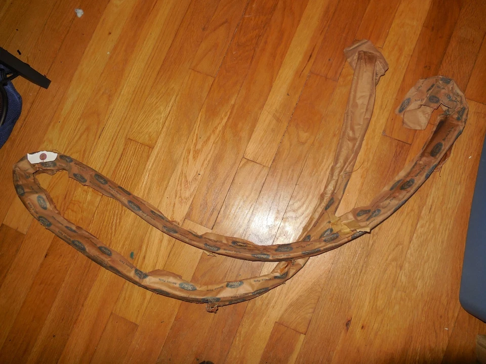 Tira meteorológica superior de vidro para porta Ford Mustang NOS 1979-1982 LH D9ZZ-6621597-A - Imagem 1 de 3