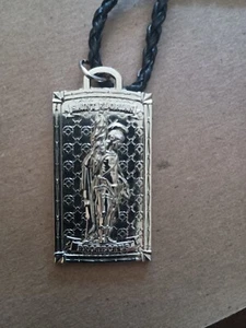 Collana Medaglia Rossa San Floriano Patrono dei Vigili del Fuoco con Biglietto Preghiera Set Regalo - Foto 1 di 3