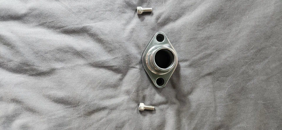 Salida de agua recta de aluminio Weiand para Chevy de bloque pequeño Foto 1 de 2