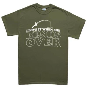 T-shirt uomo Bends Over Fishing Bait Rod Carp Bass (Tee) - Foto 1 di 14