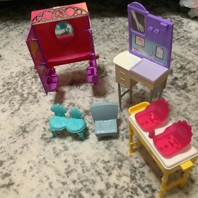 Casa de muñecas Barbie rosa cabaña muebles gabinete médico mesas bebé sillas 5 piezas Foto 1 de 4