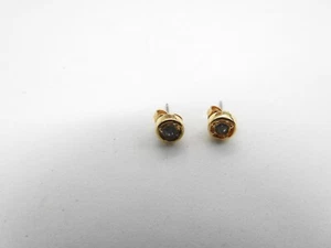 Aretes perforados vintage de metal tono dorado con estrás azul Avon - Imagen 1 de 4