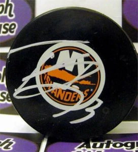 Travis Hamonic handsignierter Hockey Puck (New York Islanders SC) COA Disaply Cube - Bild 1 von 1