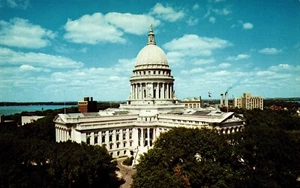 Postcard Wisconsin State Capitol, Madison Wisconsin - Picture 1 of 2