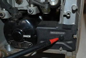 TORNILLO PARA SUJETAR SOPORTE MOTOR CABLE PROTECTOR MÁQUINA DE COSER CANTANTE 301 - Imagen 1 de 3