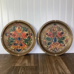 Lot of 2 Norwegian Folk Art Rosemaling Hand Painted Wood Plate Red Flowers 10.5" - Imagen 1 de 8