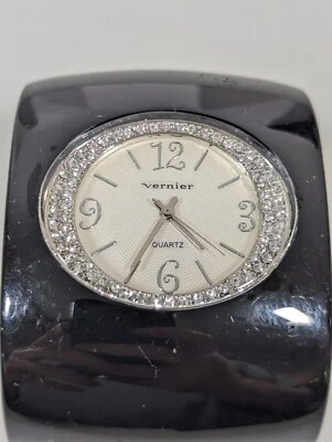 Vernier 银色水晶口音表盘黑色宽手镯铰链表带手表 — 第 1/4 张图片