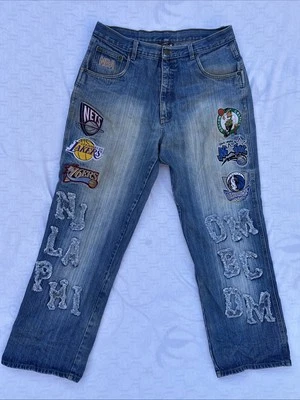 Jeans de mezclilla vintage NBA UNK Y2K talla 36 bordado personalizado logotipo de equipos de la NBA 100 % algodón Foto 1 de 4