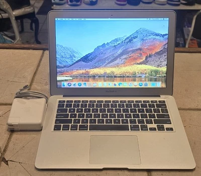 Apple MacBook Air 13" 1.7GHz 4GB RAM 128GB SSD High Sierra 10.13 Mediados de 2011 Foto 1 de 4
