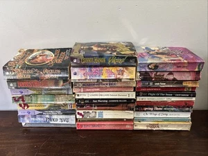 Huge Vtg Book Lot of 30 Steamy Romance Novels Paperback Mixed Series - Imagen 1 de 18