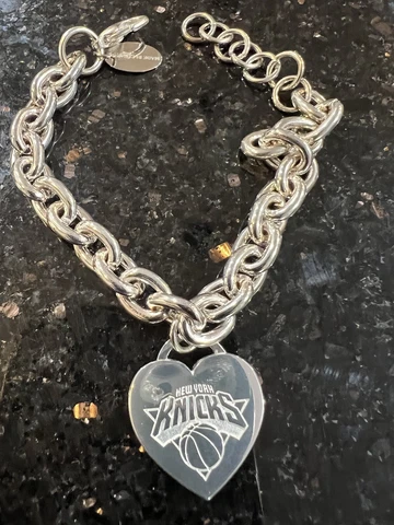 New York Knicks NBA Logo heart Shaped Charm Bracelet silvertone Metal Cover
