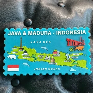INDONESIEN🇮🇩GUMMI KÜHLSCHRANKMAGNET✅JAVA UND MADURA INSELKARTE MIT BERÜHMTEM ANBLICK🎗 - Bild 1 von 2