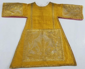 Antigua casulla de vestimenta francesa chapada en plata con brocado metálico dorado - Imagen 1 de 14