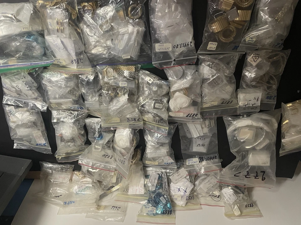 Paquete de piezas de reloj Become A Watch Maker caja de más de 27 libras Foto 1 de 4