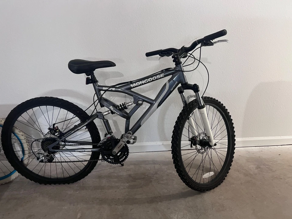 bicicleta mangosta color negro buen estado apenas usada Foto 1 de 3