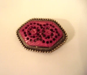 LARGE PINK BONE BROOCH WITH TAJ MAHAL- TYPE WINDOW DESIGN - HEXAGON SHAPE - Picture 1 of 7