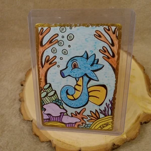 Pokémon: Tarjeta de Arte Dibujada a Mano "Horsea" Original ACEO Fan Art Única - Imagen 1 de 5