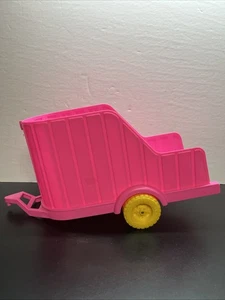 Rimorchio cavallo rosa vintage plastica lavorata co Barbie cavalli taglia anni 80 W9 - Foto 1 di 12