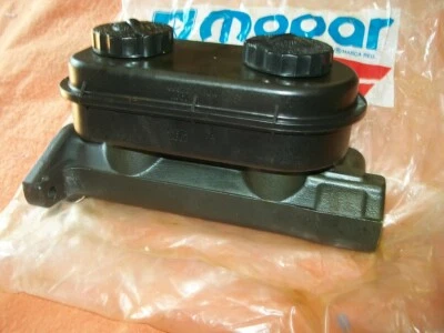 NOS MoPar 1981 1982 1983 1984 1985 1986 1987 1988 Dodge Truck Master Cylinder - Imagem 1 de 2