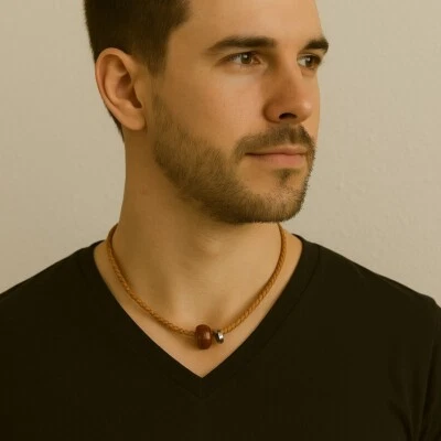 Colar pingente de couro marrom amuletos de aço inoxidável e madeira comprimento ajustável - Imagem 1 de 4