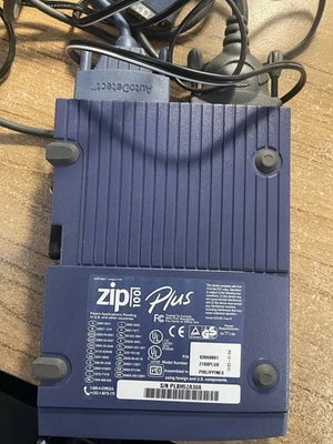 Внешний накопитель Iomega Zip 100 Plus 100 Мб с кабелями - Изображение 1 из 2