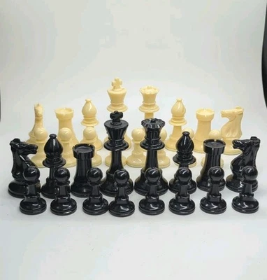 Piezas de ajedrez de colección piezas de plástico fondo de fieltro negro y crema Foto 1 de 4