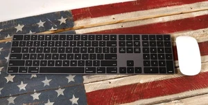 Genuine Apple Magic Keyboard with Numeric Keypad A1843 Space Gray w/ A1296 Mouse - Afbeelding 1 van 5