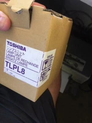 NUEVO OEM TOSHIBA TLPL8, TLP-L8, TLP 650Z, 651Z, MT1E, MT1Z, MT2, MT3 lámpara proyector, bombilla Foto 1 de 4