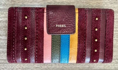 Cartera de cuero fósil borgoña con rayas multicolores cierre a presión acento de gamuza Foto 1 de 4