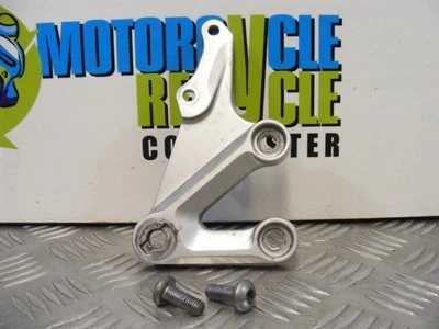 Suzuki GSXR 750 Front Footrest Hanger Right Riders 2004 2005 K4 K5 GSXR750 B028 — 第 1/4 张图片