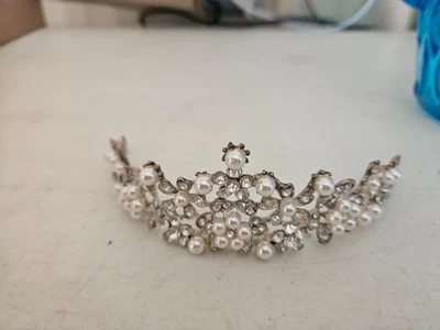 Tiara de perlas de imitación y diamantes de imitación Foto 1 de 3