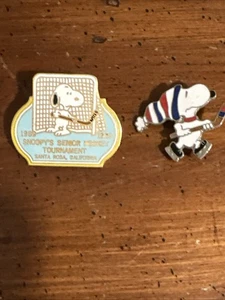 Lote de 2 prendedores coleccionables Snoopy's Senior World Hockey Tournament Santa Rosa Cal 1989 - Imagen 1 de 6
