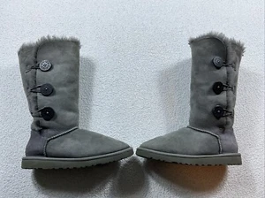 UGG Damen hohe Stiefel Bailey Button Triplet II 1873 Größe 7 grau - Bild 1 von 5