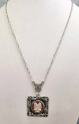 Colar pingente de metal vintage reprodução resina camafeu tom prata - Imagem 1 de 4