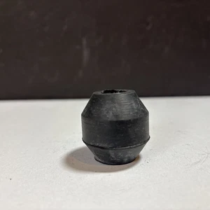 82-9064 40-8085 TRIUMPH BSA SINGLE GAS TANK CENTER MOUNTING RUBBER  B25 B44 B50 - Picture 1 of 4