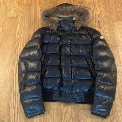 Jaqueta Moncler masculina de pele preta com capuz tamanho 6 XL - Imagem 1 de 4
