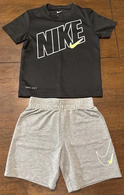 Conjunto de camiseta corta Nike Dri-Fit para niños pequeños negro/gris-voltio $40 Foto 1 de 4