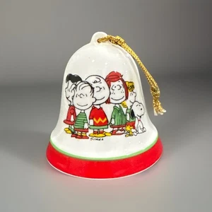 Adorno de porcelana vintage Peanuts Snoopy Bell “Christmas Is Together Time” 1966 - Imagen 1 de 3