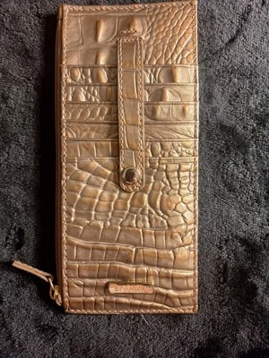Cartera delgada para tarjetas de crédito BRAHMIN RIESLING gris tostado dorado en color cocodrilo en relieve  Foto 1 de 4