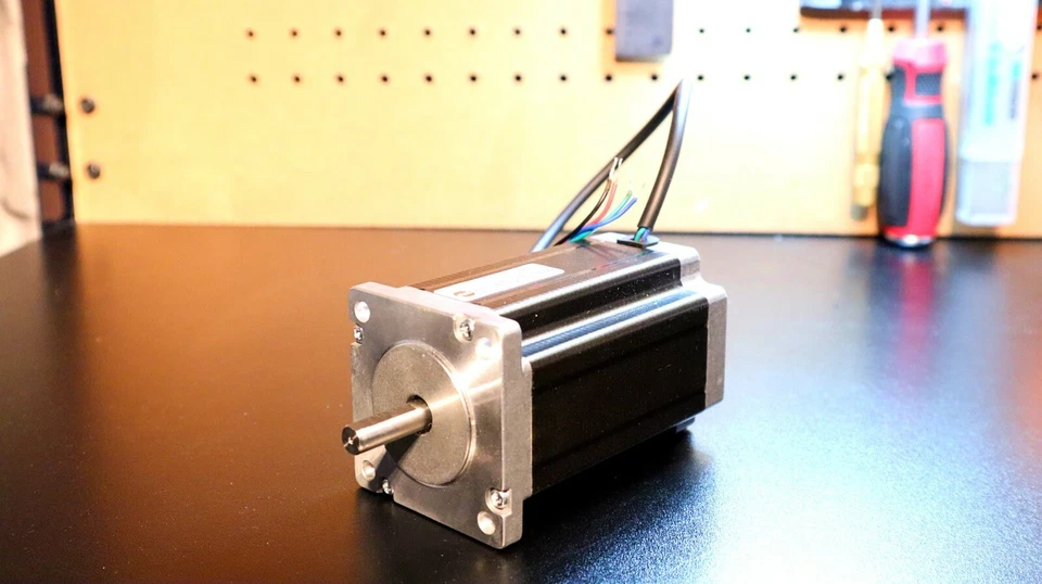  Motor paso a paso Nema 23, 3,5 A 600 oz pulgadas Inductancia de 3,9 mh (motor de doble eje de 8 mm) Foto 1 de 4