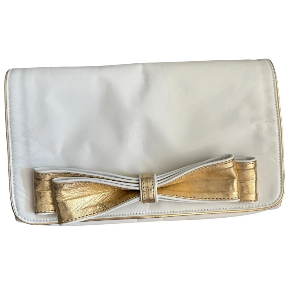 Bolso de mano Steven by Steve Madden de cuero blanco con lazo dorado Foto 1 de 4
