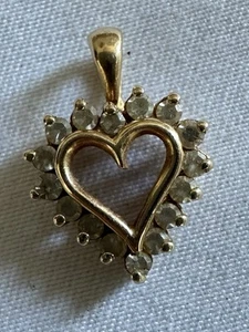 Colgante de oro amarillo macizo de 18k con corazón de diamantes 1,11 g - Imagen 1 de 3
