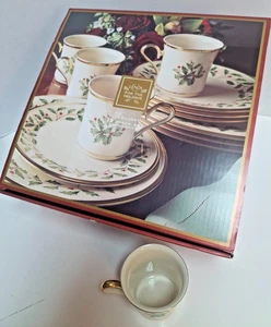Lenox Fine China HOLIDAY Christmas 12 Piece Set - N/O 6122048  with Mugs - Picture 1 of 10